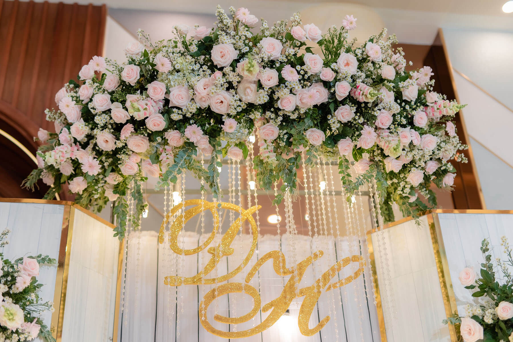 Trang trí tiệc cưới bằng hoa tươi cao cấp