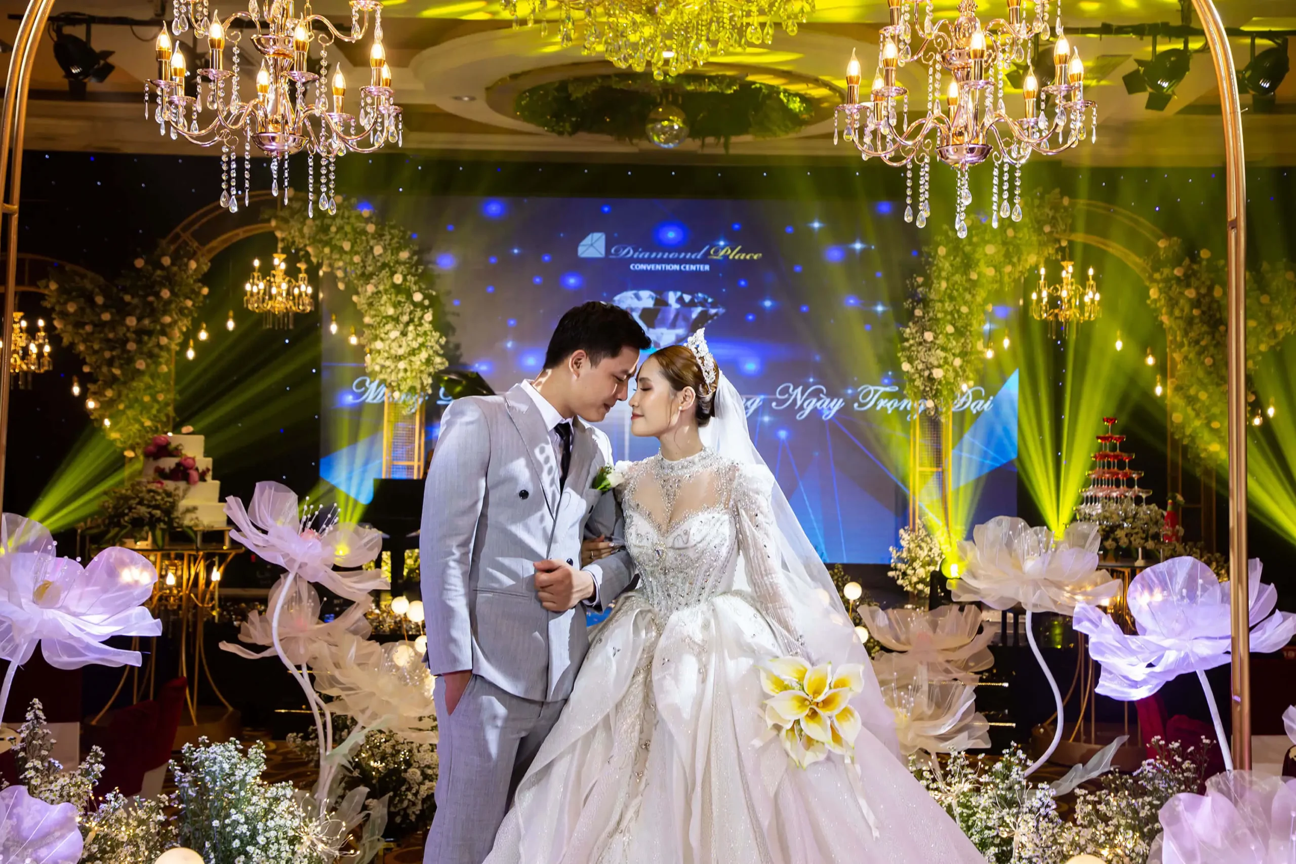 Siêu Phẩm Trang Trí Hoa Tươi "MY DESTINY" Dùng 10 Ngàn Hoa! Không gian tiệc cưới trong mơ tại Diamond Place