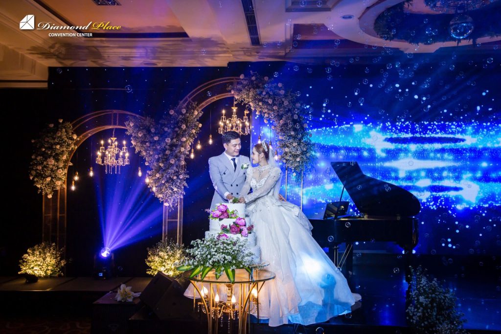 3 Lý Do Ánh Sáng Tiệc Cưới Tại Diamond Place Luôn Tạo Ra Sự Khác Biệt Ánh sáng tiệc cưới khi Dâu Rể tiến hành nghi thức lễ tại Diamond Place