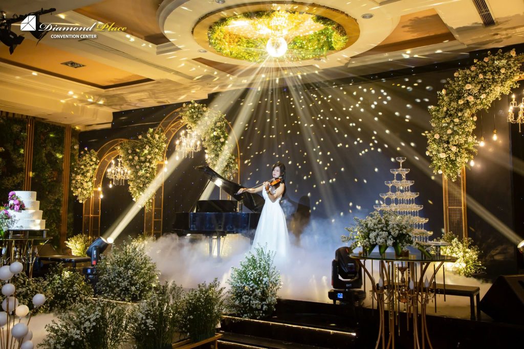 3 Lý Do Ánh Sáng Tiệc Cưới Tại Diamond Place Luôn Tạo Ra Sự Khác Biệt Ánh sáng vàng giúp cho không gian bữa tiệc trở nên ấm áp
