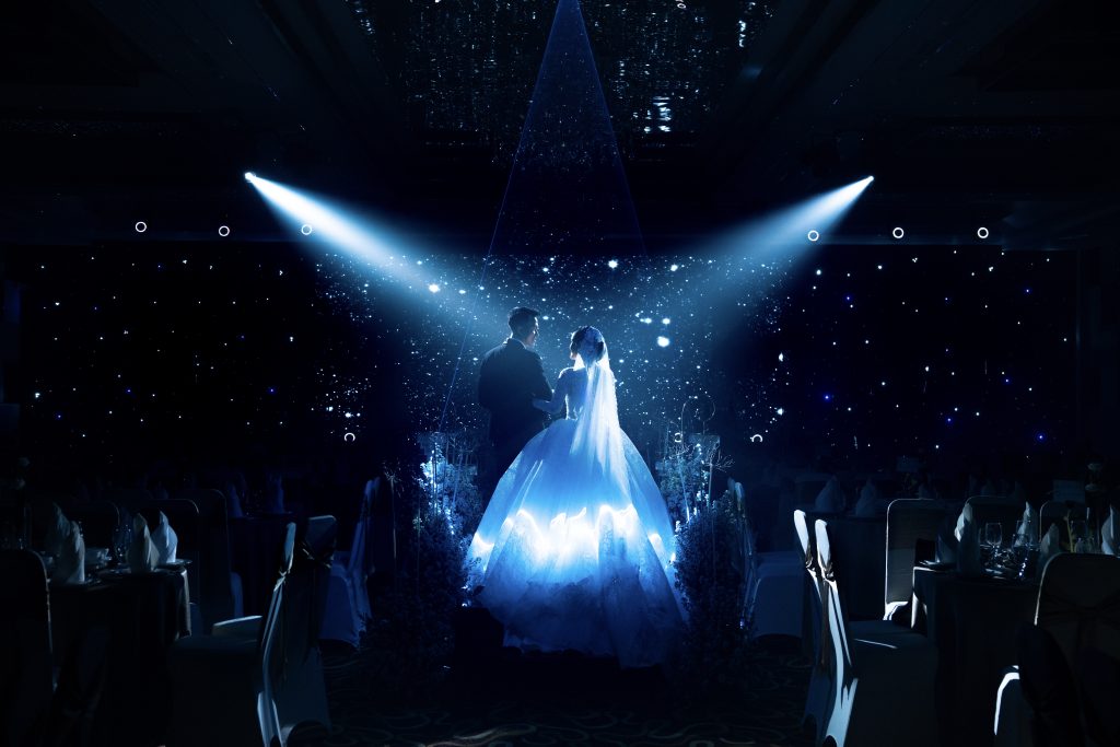 Dâu Rể dưới ánh sáng laser rực rỡ trong sảnh tiệc Sapphire