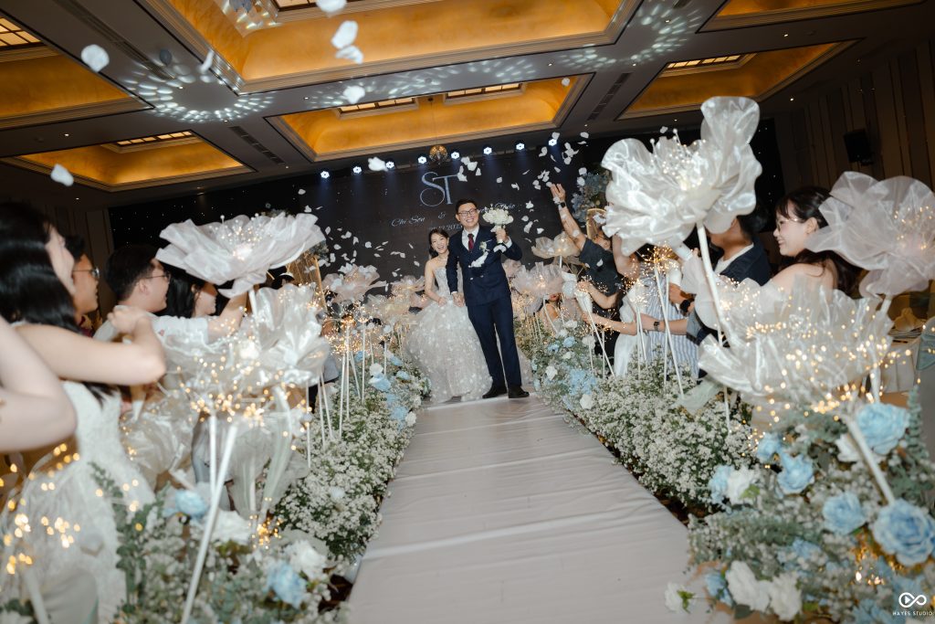 Dâu Rể hạnh phúc bước trên lễ đường tại Diamond Place