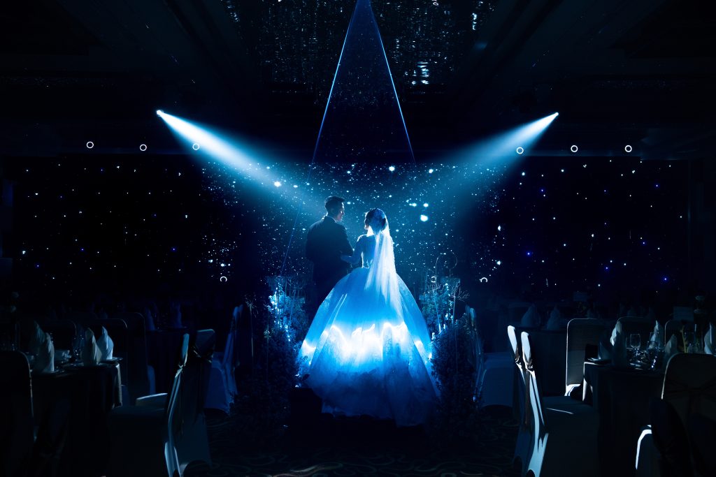 Ánh sáng laser dẫn lối cho khoảnh khắc lên lễ đường của Dâu Rể